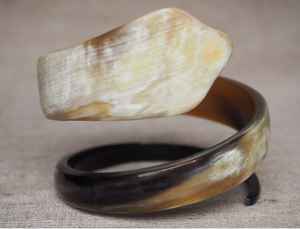 Bracelets artisanaux en corne de buffle, artisanat naturel, bijoux faits à la main pour femmes, accessoires élégants, uniques et durables. - Product Image 4