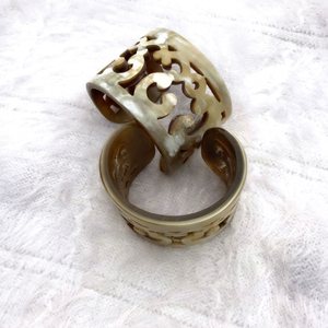 Brazalete de Cuerno de Búfalo Natural MN EXPORTS, Hecho a Mano con Acabado Liso, Regalo de Moda Cristiana - Product Image 1
