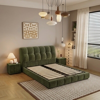 Lit double en métal capitonné crème, style minimaliste moderne italien, avec tête de lit en chenille en forme de coussin et système de levage à gaz intégré.