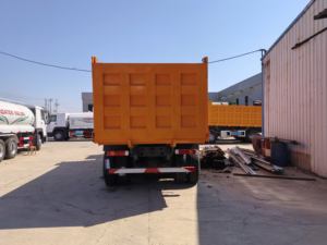 Sinotruk HOWO 8x4 Camion à benne basculante robuste jaune Les petits camions sont des modèles spéciaux pour les chantiers de construction urbains - Product Image 6