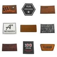 Étiquette en cuir marron personnalisée en PU avec logo en relief métallique pour vêtement
