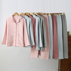 طقم بيجامة جديد للخريف والشتاء للزوجين من القطن الخالص بأربع طبقات من الشاش وحافة كاروهات، ملابس منزلية للرجال والنساء بأسلوب كاجوال وشعار أمامي - Product Image 2