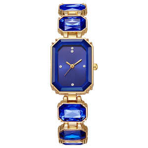 Montre-bracelet élégante pour femme avec bracelet à maillons en cristal de luxe, mouvement à quartz et cadran géométrique - Product Image 4