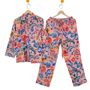 Ensemble de vêtements de nuit artisanaux comprenant une chemise boutonnée à manches longues avec passepoil contrastant et un pantalon de détente assorti. - Product Image 1