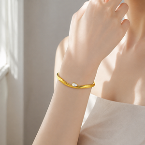 Bracelet manchette ouvert en acier inoxydable plaqué or 18 carats, poli, sans nickel, avec zircon cubique taille poire serti griffe et pierre précieuse en forme de cœur, réglable - Product Image 6