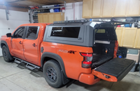 Toldo de Aluminio para Camioneta Nissan Frontier con Caja de 5 Pies (2022-2026), Bloqueable, Impermeable, con Luz de Freno LED, Carga de Techo de 350 kg