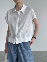 Chemisier court sans manches plissé à col en V en tissu tissé décontracté Design Sense pour femme avec effet châle haut de gamme et logo frontal