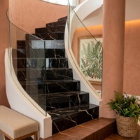 Escalier hélicoïdal de précision avec support structurel sur mesure renforcé