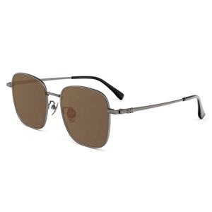 Gafas de Sol de titanio de lujo para mujer con marco cuadrado grande y acabado dorado Gafas de sol polarizadas con logotipo de metal personalizado para mujer - Product Image 6