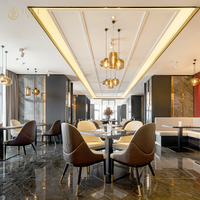 Projet de mobilier de restaurant JEILI : design d'intérieur moderne, sièges en cuir, table carrée avec plateau en pierre, ensemble table et chaises.