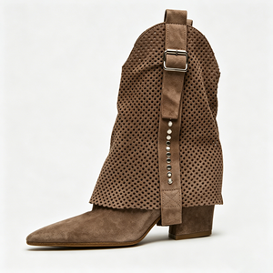Bottes Western Kingdi en <span class=keywords><strong>Daim</strong></span> Perforé <span class=keywords><strong>Taupe</strong></span> Grande Taille à Bout Pointu et Talon Carré avec Bride à Boucle Cloutée - Product Image 1