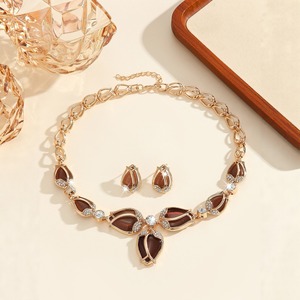 European and American Light Luxury Vintage Necklace Earrings Set Women's Golden Diamond Crystal Leaf Pendant Fashion Bridal - Product Image 3