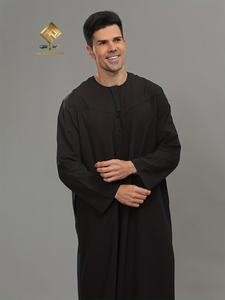 Túnica árabe para hombre, material suave, estilo omaní, diseño moderno de manga larga, túnica negra para oración, un vestido que se adapta bien. - Product Image 6