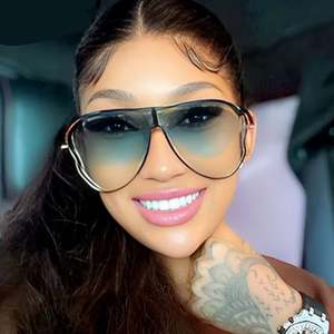 Gafas de Sol de Piloto con Marco Metálico Irregular, Diseño Moderno, Lentes de Una Pieza con Protección UV400 para Mujer, Logotipo Personalizado - Product Image 1