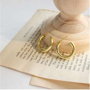 Boucles d'oreilles créoles en plaqué or 18k pour femmes, créoles simples, chics et épais - Product Image 3