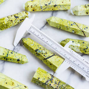 Nuovo Prodotto Artigianato Popolare Pietre Preziose Reiki Serpentino dal Perù Torre a Punta Mosaico Bacchette Cristalli Pietre Curative - Product Image 2