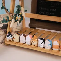 Ornements d'animaux sculptés à la main personnalisés Figurine chaton chat en bois mignon Sculpture Statue Animal artisanat dessin animé mignon Statue en bois