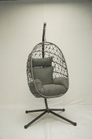 Fauteuil suspendu moderne en rotin beige avec coussin, chaise balançoire avec structure en fer, hamac en osier résistant aux intempéries pour patio