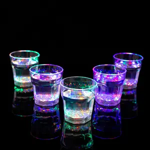 Verre à vin luminescent sensible à l'eau en plastique LED gobelets en plastique brillants