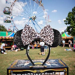 ที่คาดผมลายจุดประดับเลื่อมโบว์ใหญ่สีแดงพร้อมหูหนูสีดำสำหรับเด็ก ใช้เป็นอุปกรณ์ประกอบฉากถ่ายรูปในงานปาร์ตี้วันหยุดสุดคลาสสิก - Product Image 2