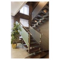 Escalier droit Prima Practical avec marches en bois massif et main courante en verre pour rénovation intérieure de duplex