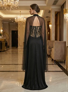 Abiti <span class=keywords><strong>da</strong></span> sera all'ingrosso: Abito lungo gotico formale <span class=keywords><strong>da</strong></span> sera, <span class=keywords><strong>da</strong></span> ballo, <span class=keywords><strong>da</strong></span> damigella d'onore, <span class=keywords><strong>in</strong></span> <span class=keywords><strong>pizzo</strong></span> nero con corsetto e mantella trasparente - Product Image 5