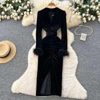 Robe midi élégante pour femmes en velours noir à col en V, manches longues, froncée, avec poignets à plumes et ceinture, pour les occasions de fête et les tenues décontractées