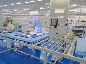 Pantalla Táctil Portátil de 15.6 Pulgadas para Interiores, 12V, Batería Integrada de 13500mAh, Soporte Ajustable, 1 Año de Garantía, para Centros Comerciales y Tiendas Minoristas - Product Image 4