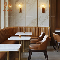 Ensemble de meubles modernes pour café, restaurant, tables rondes en marbre avec pieds cylindriques en métal, chaises et canapés en cuir marron