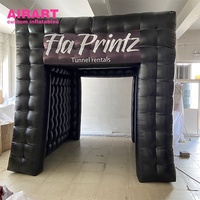 Cabine photo gonflable noire pour la décoration d'événements. Cabine photo gonflable personnalisée pour l'affichage lors d'événements commerciaux