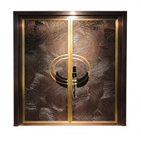 Porte d'entrée double de luxe avec moulures en relief pour villa