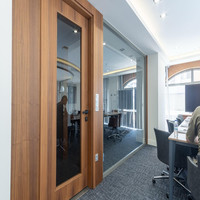 Portes intérieures contemporaines en bois massif avec section en verre et service de fabrication sur mesure