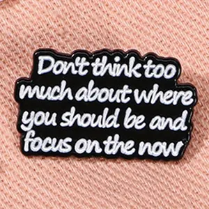 No pienses demasiado en dónde deberías estar y concéntrate en la mochila inspiradora con insignia de broche de letras de celebridad Now - Product Image 3