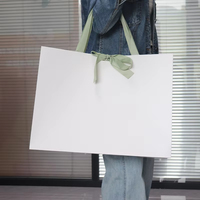Sac en papier écologique personnalisé avec logo numérique et couvercle pour le shopping d'affaires