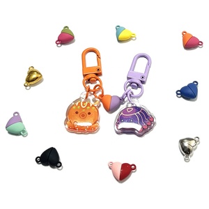 KUIEN Custom Plastic Acrylic Charm Key Chain Epoxy with Heart Magnets Pendant