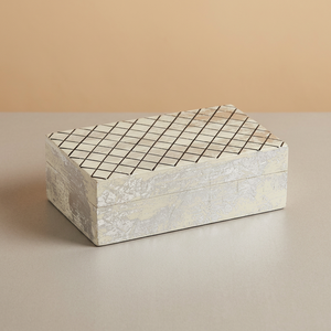 Boîte de rangement pour bijoux en résine blanche de luxe faite à la main avec couvercle, incrustation complexe en feuille d'argent sculptée, décorative pour la maison ou le bureau - Product Image 3