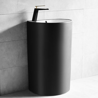 Lavabo sur pied design en céramique et ciment pour salle de bain, avec comptoir en surface solide noire