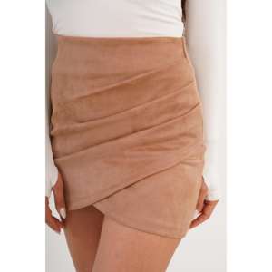 Jupe courte asymétrique drapée taille haute pour femme en similicuir souple - Product Image 1