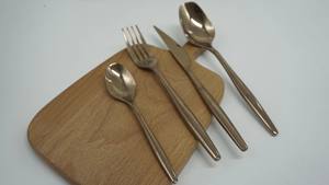 Conjunto de Louças Sustentáveis em Metal Polido com Design Artesanal em Aço Inoxidável Estilo Rosa Dourado para Ocasiões de Casamento - Product Image 6