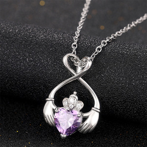 Collana con ciondolo a forma di cuore, design con ali d'angelo e corona, catena a maglia box, collana da donna. - Product Image 4