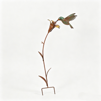 Piquets de jardin en métal rustique Colibris et Lys, Sculpture d'oiseau et de fleur en fer rouillé pour la cour, la pelouse et l'extérieur