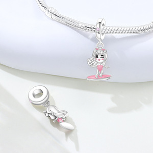 Disponible en laiton blanc, avec une petite fille faisant du surf ; un bracelet/accessoire DIY unique et haut de gamme pour femmes. - Product Image 5