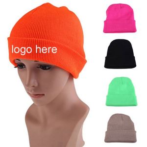 Bonnet d'hiver tricoté épais en acrylique uni et pelucheux pour femmes et hommes, avec logo personnalisé, idéal pour la plage, les affaires, motif fruits ou argyle - Vente en gros - Product Image 1