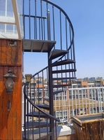 Escalier en colimaçon préfabriqué moderne en acier galvanisé durable avec marches en bois massif pour appartement, villa, intérieur et extérieur