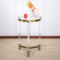 Table basse en acrylique avec coins en métal doré |   Table d'appoint moderne en lucite avec plateau en plexiglas et accessoires de luxe
