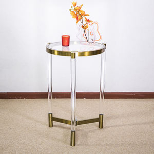 Tavolino da Caffè in Acrilico <span class=keywords><strong>con</strong></span> Angoli in Metallo Dorato |   Tavolino Moderno in Lucite <span class=keywords><strong>con</strong></span> Piano in <span class=keywords><strong>Plexiglass</strong></span> e Accessori di Lusso - Product Image 3