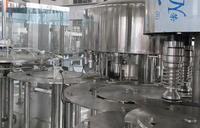 Machine de Mise en Bouteille d'Eau Potable Automatique Électrique de Bonne Qualité Contrôlée par PLC Haute Capacité 10000 B/h pour Emballage en Sacs et en Barils