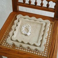 Plateau de service carré en travertin avec bord ondulé, plateau de table basse décoratif pour la chambre à coucher, plateau à dessert pour le thé de l'après-midi