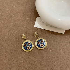 ต่างหูเคลือบลายดอกไม้ประดับมุกเปลือกหอยสไตล์เรโทรฝรั่งเศสแบบขายส่งสำหรับผู้หญิง - Product Image 6