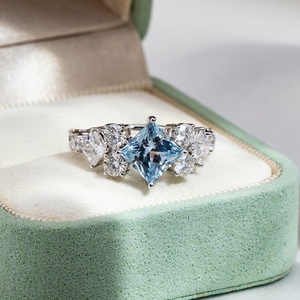 Anillo de Compromiso de Lujo de Oro de 18k MSR-1819, Anillo de Diamante Cultivado en Laboratorio con Gema Azul de Corte Princesa - Product Image 1